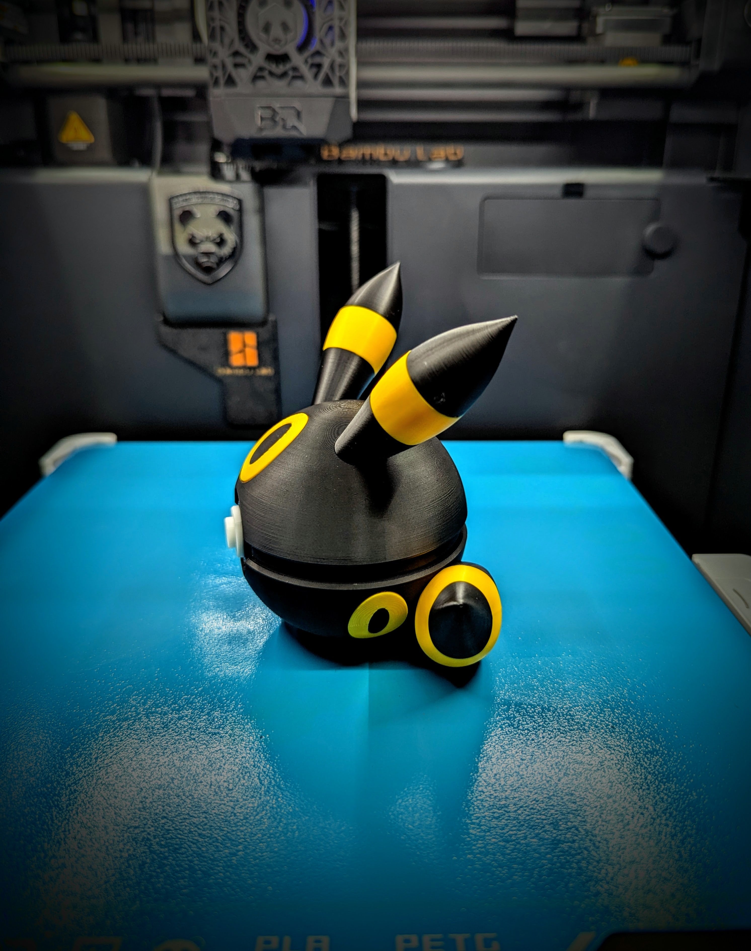 Umbreon Pokéball Display Model – 3D Printed Collectible Figure