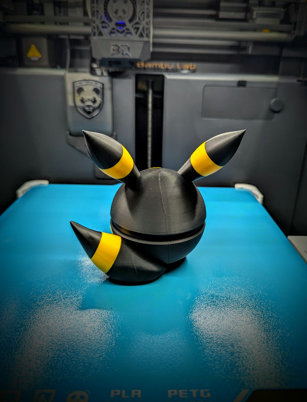 Umbreon Pokéball Display Model – 3D Printed Collectible Figure
