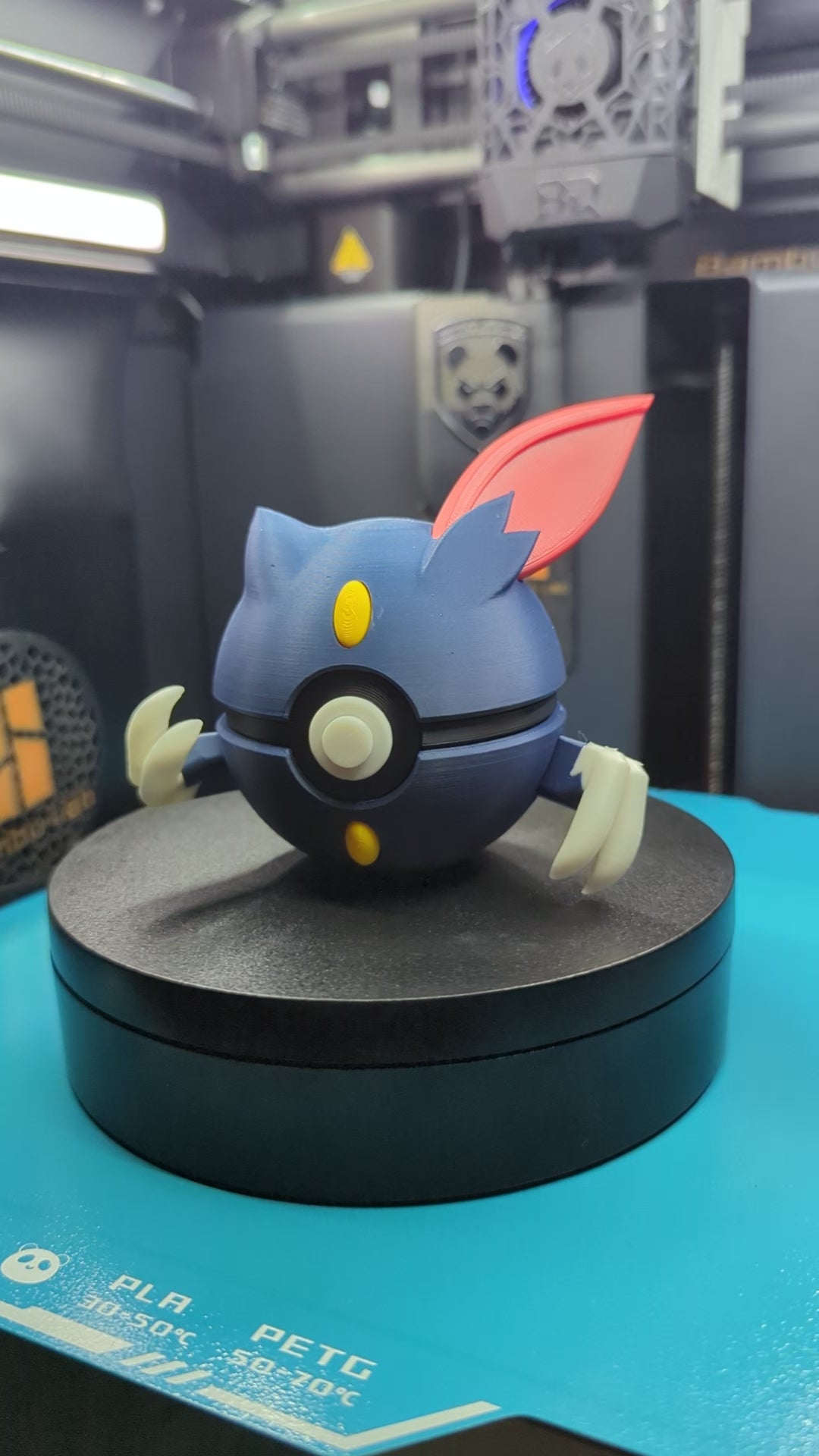 Sneasel Pokéball Display Model – 3D Printed Collectible Figure