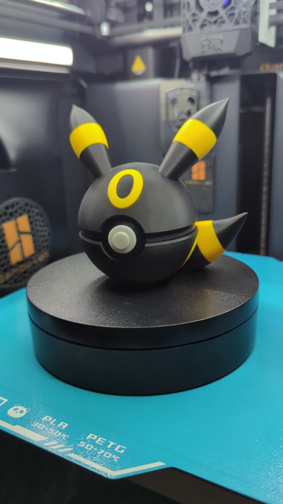 Umbreon Pokéball Display Model – 3D Printed Collectible Figure